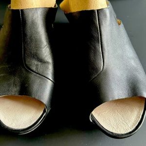 Tsubo black wedge slides size 9